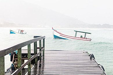 河南高院院长首开庭审案传统庭审四方格被打